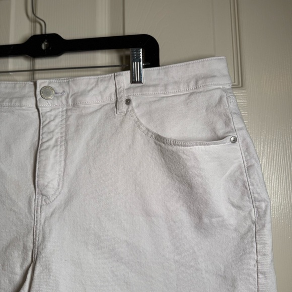 Lane Bryant Boyfriend Fit Jean Short With Embroidered Hem Plus Size 20 - Picture 3 of 10